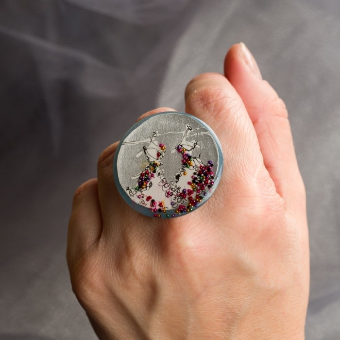 Biżuteria artystyczna ręcznie malowana pierścionek z namalowanymi sukienkami